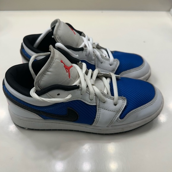 Air Jordan 1 Low SE sneakers blue, white, and black colorway size 3.5Y Logo - Picture 3 of 6